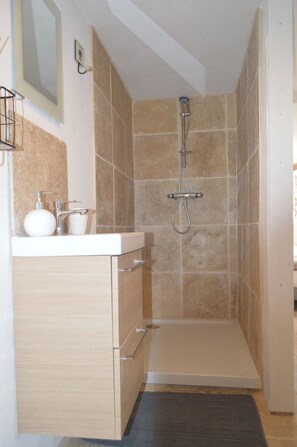 Bathtub, toilet paper