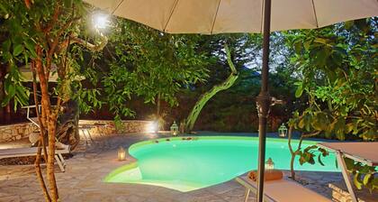 Prasini Luxury Cottage: Piscine, A / C, Wi Fi, de beaux jardins