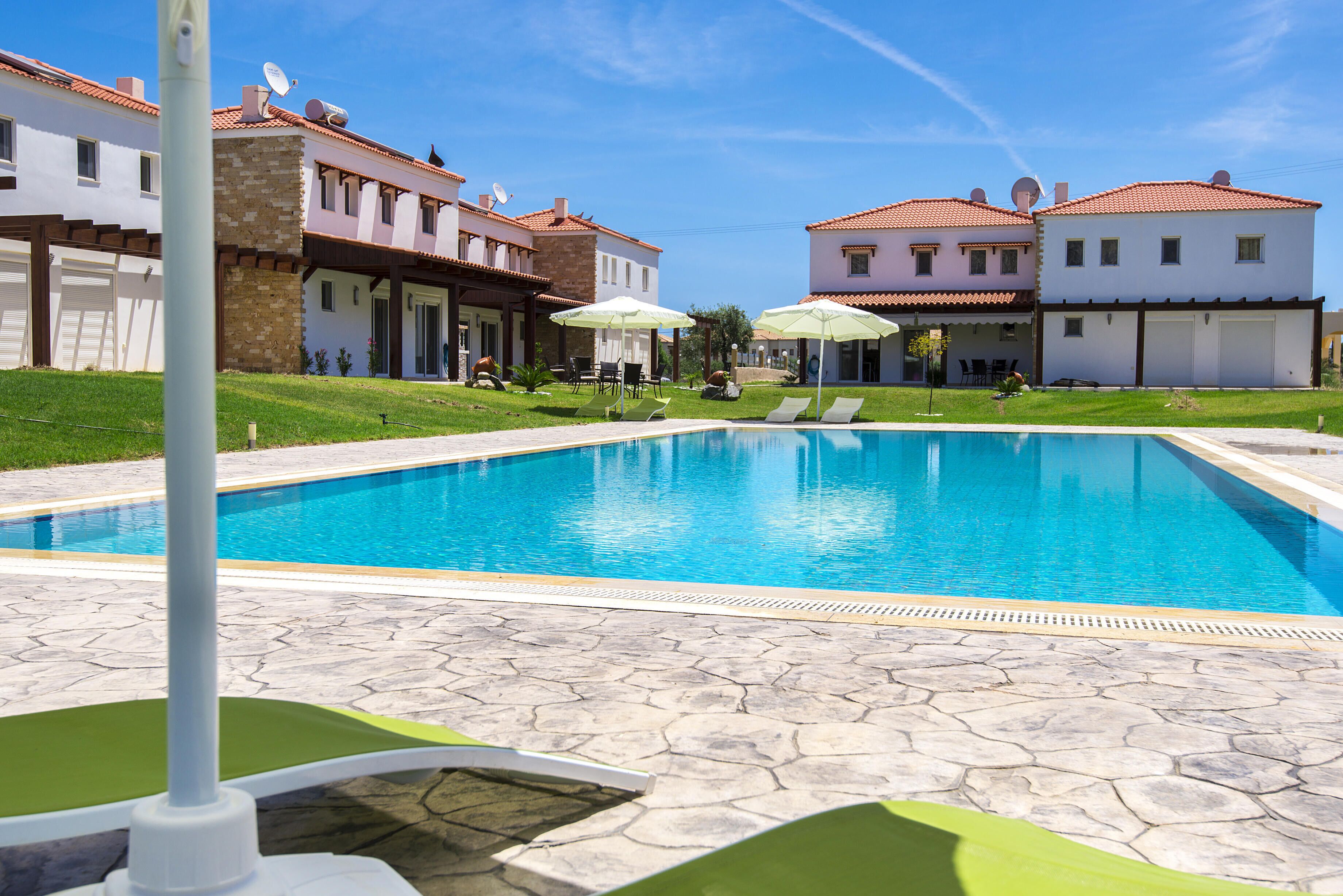 حمّام سباحة خارجي، مقاعد للتشمس