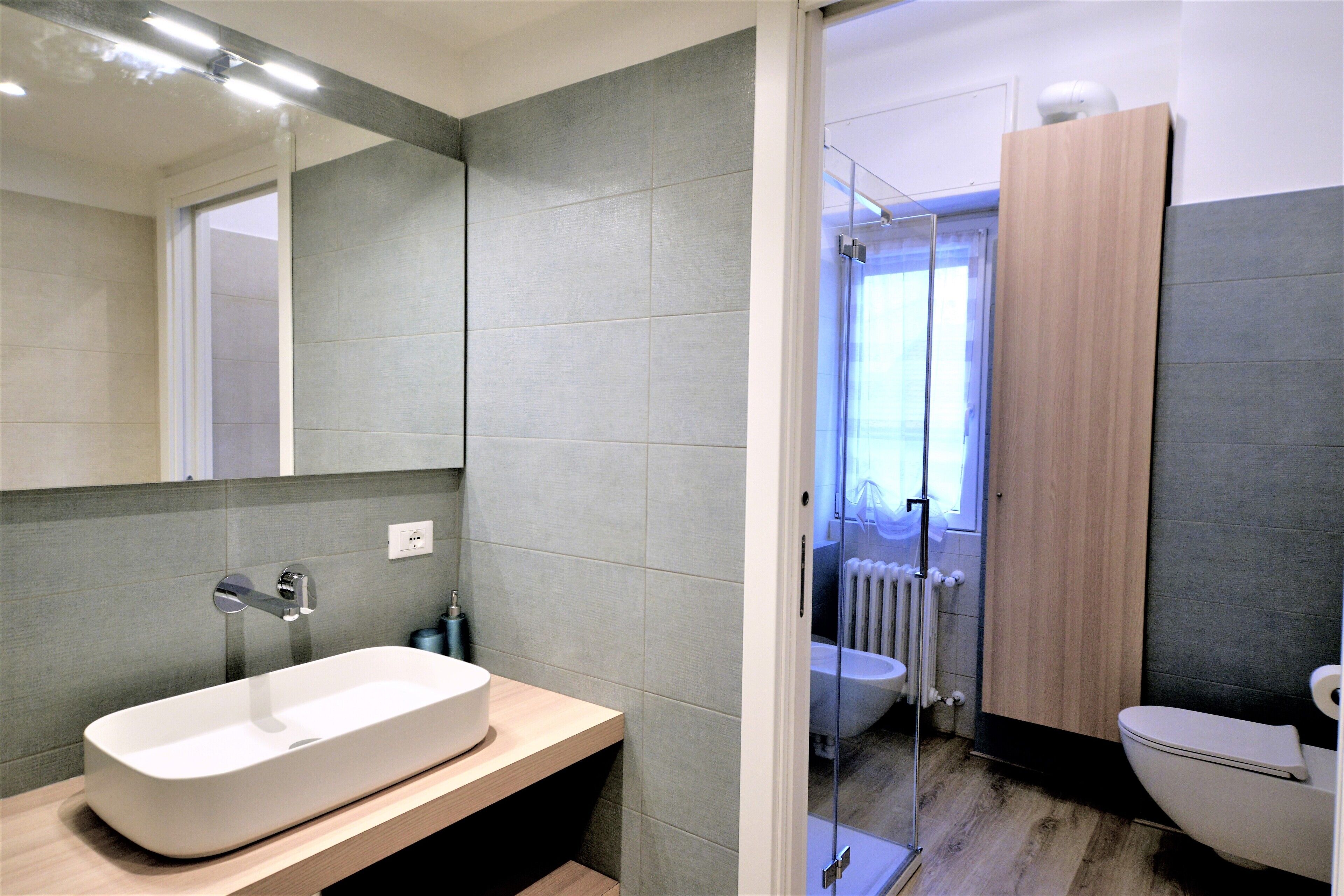Dusche, Haartrockner, Bidet, Handtücher