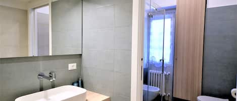 Dusche, Haartrockner, Bidet, Handtücher