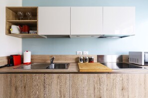 ثلاجة، ميكروويف، موقد طهي مسطح، غسالة أطباق