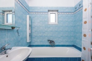 Secadora de cabello, toallas, jabón, papel de baño 