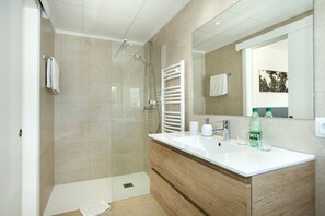 Shower, hair dryer, towels - VILLA BERNAT - 10 MIN WALK TO THE BEACH (Puerto Pollensa)