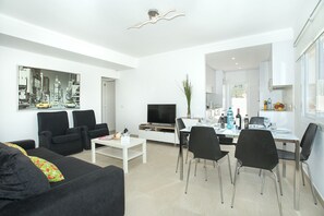 TV, DVD player, ping pong, stereo