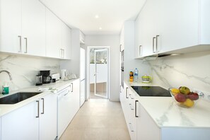 Een koelkast, een magnetron, een oven, een kookplaat