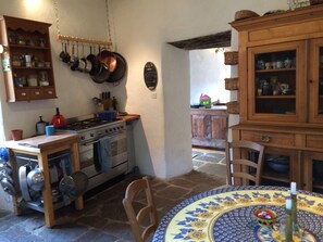 Fridge, oven, stovetop, coffee/tea maker