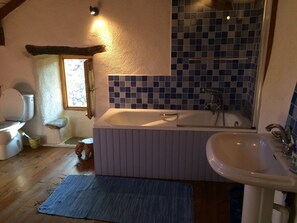 Combined shower/tub, hair dryer, towels, soap - Beautiful base for walking, swimming and relaxing (Mons)