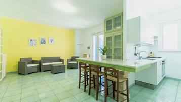 Frigorifero, forno, piano cottura, macchina per tè/caffè