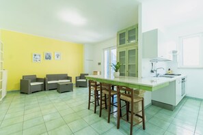 Fridge, oven, stovetop, coffee/tea maker