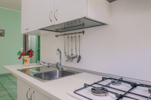 Réfrigérateur, four, plaque de cuisson, cafetière/bouilloire