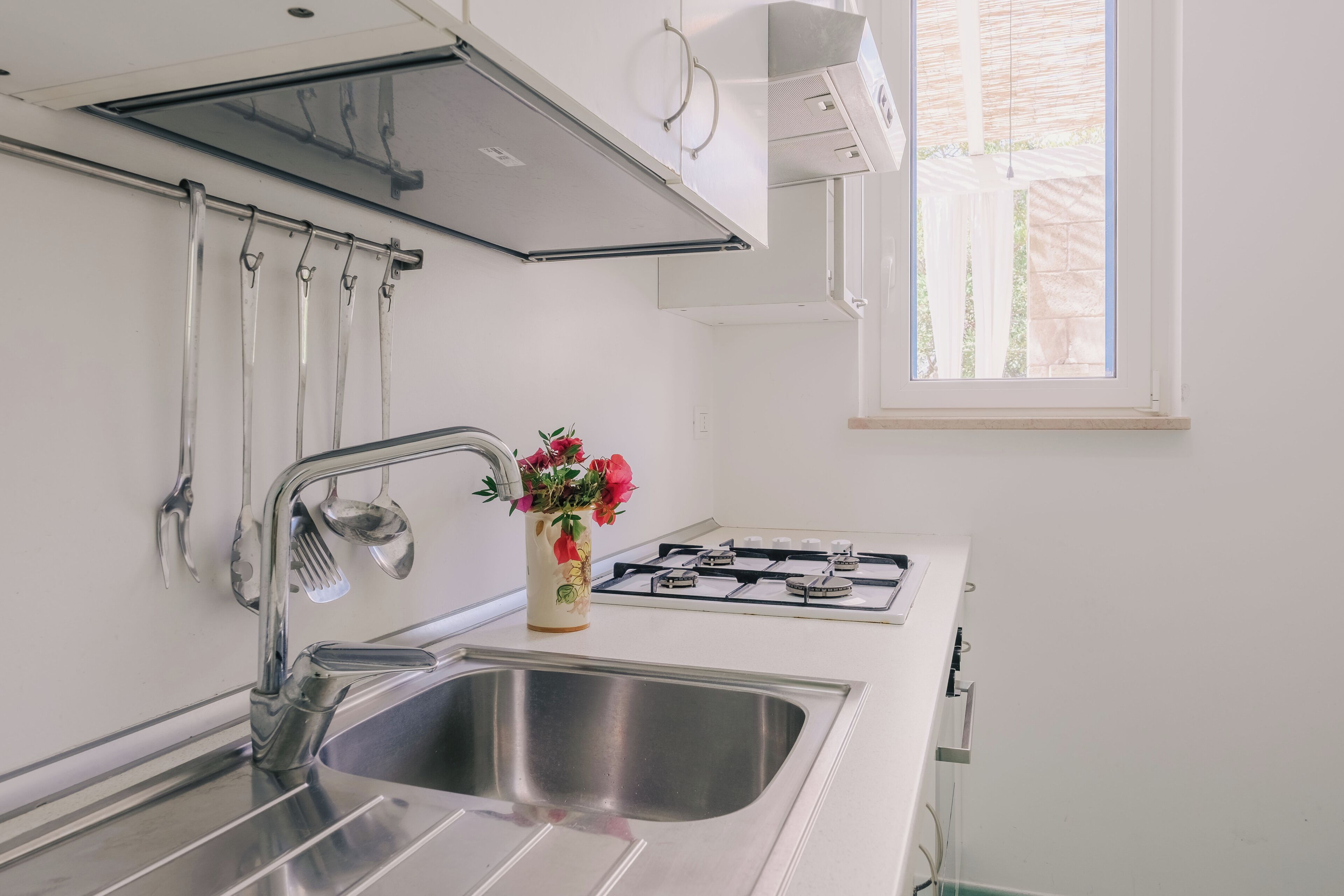 Kühlschrank, Ofen, Herdplatte, Wasserkocher mit Kaffee-/Teezubehör