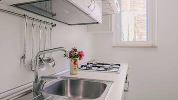 Kühlschrank, Ofen, Herdplatte, Wasserkocher mit Kaffee-/Teezubehör