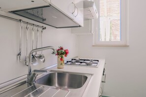 Kühlschrank, Ofen, Herdplatte, Wasserkocher mit Kaffee-/Teezubehör