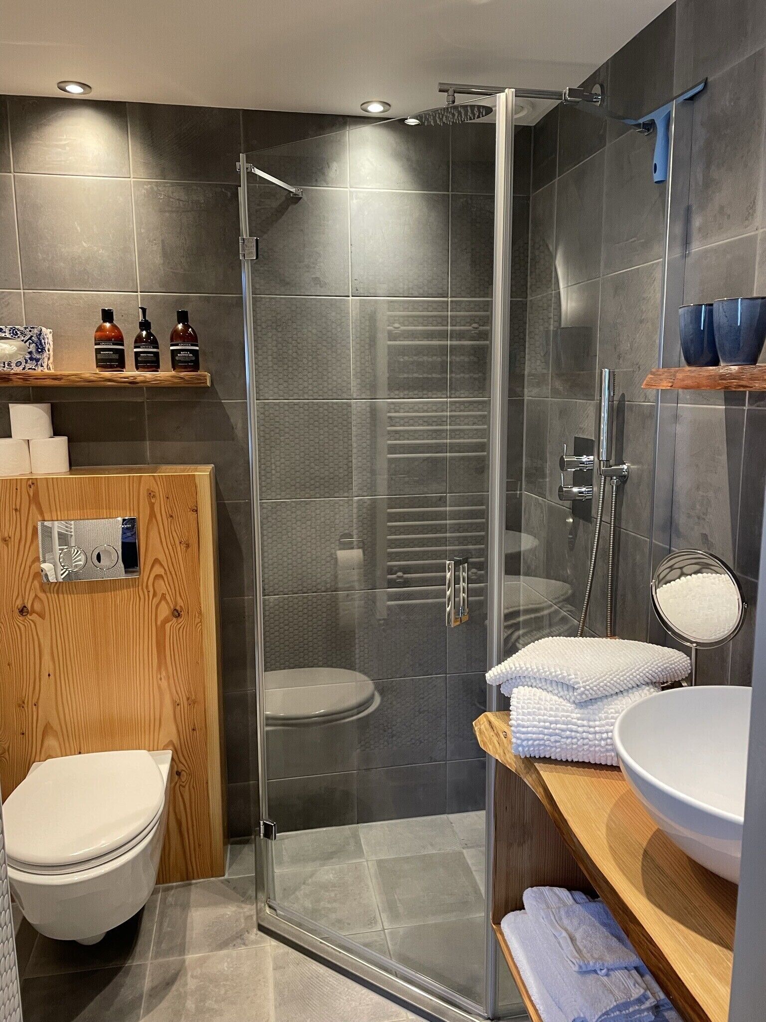 Een douche, een haardroger, handdoeken, zeep