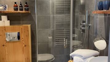 Een douche, een haardroger, handdoeken, zeep
