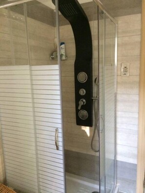 Dusche, Haartrockner, Bidet, Handtücher