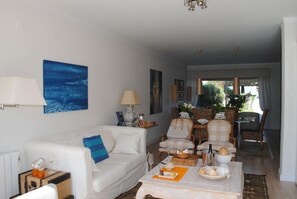 Smart-tv, eldstad, dvd-spelare och böcker