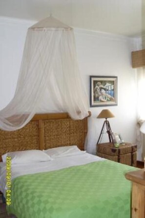 3 sovrum, skrivbord, strykjärn/strykbräda och resesäng