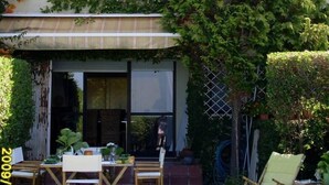 Une maison à deux étages dotée d’un patio couvert, d’une piscine et de mobilier d’extérieur.
