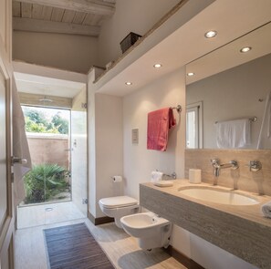Bruser, hårtørrer, bidet, håndklæder