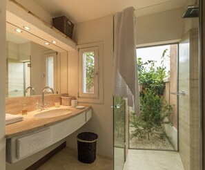 Shower, hair dryer, bidet, towels - Luxury villa with pool near Selinunte - 3 bedrooms, 3 bathrooms (Castelvetrano)