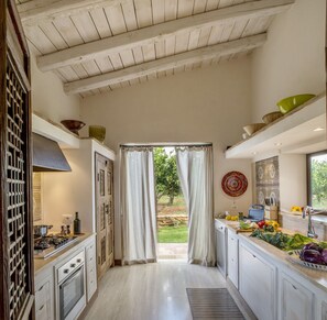 Fridge, microwave, oven, stovetop - Luxury villa with pool near Selinunte - 3 bedrooms, 3 bathrooms (Castelvetrano)