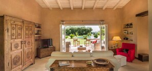 TV, DVD player, stereo - Luxury villa with pool near Selinunte - 3 bedrooms, 3 bathrooms (Castelvetrano)