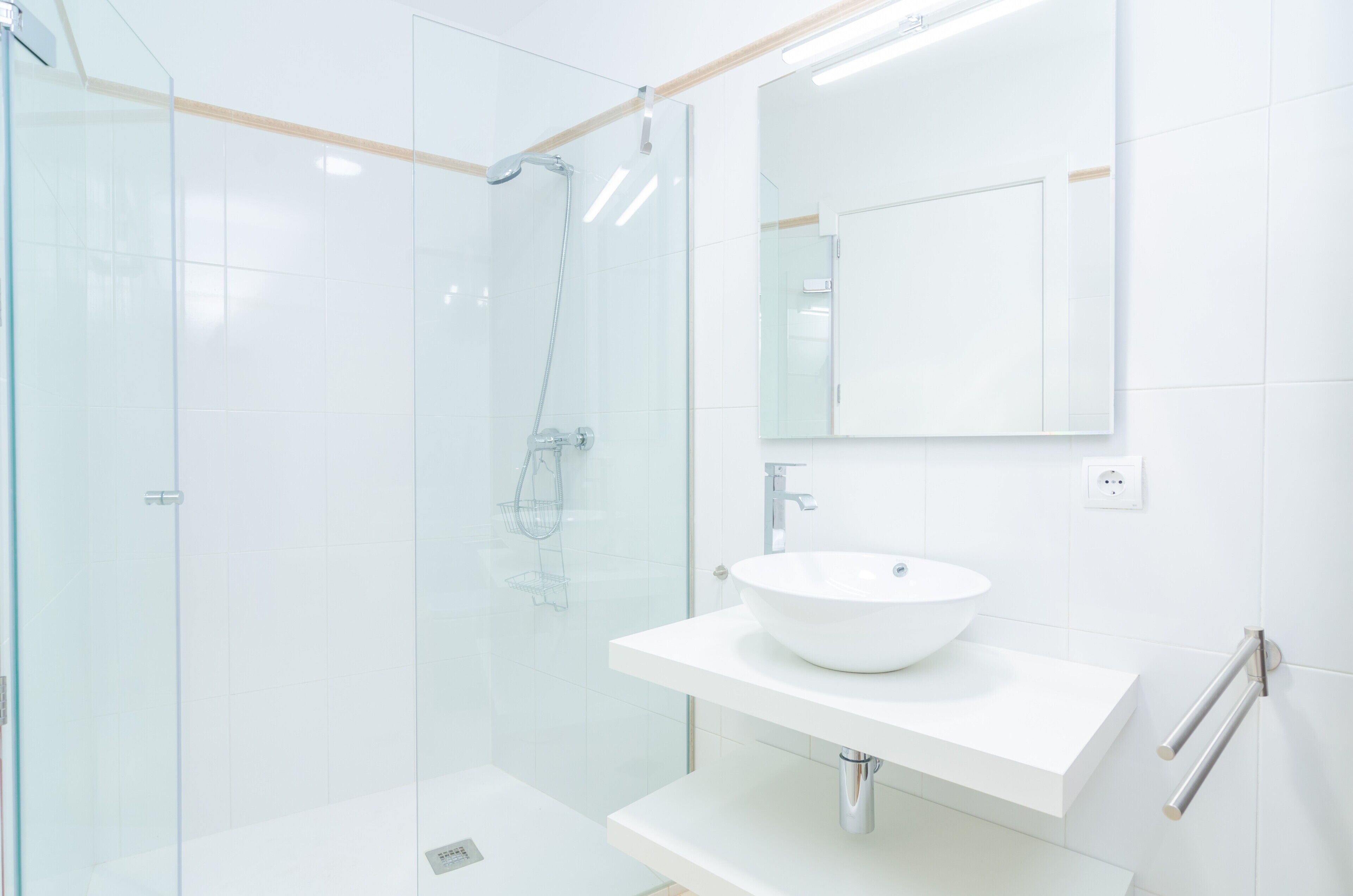 Een douche, handdoeken