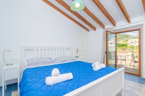 5 bedrooms, iron/ironing board, free WiFi, bed sheets