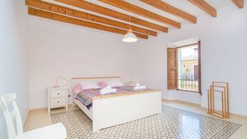 5 bedrooms, iron/ironing board, free WiFi, bed sheets