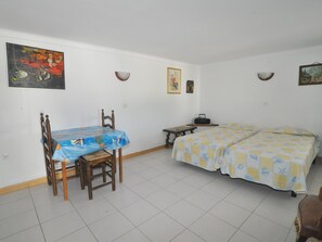 4 bedrooms, iron/ironing board, Internet