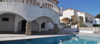 VICTOR HUIS. GROOT HUIS MET TUIN.