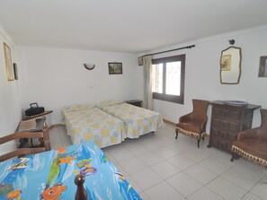 4 bedrooms, iron/ironing board, Internet