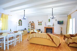 TV, DVD player, books, stereo