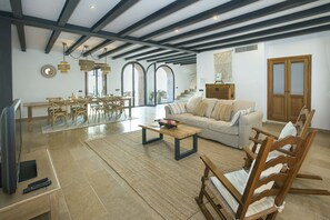 TV, DVD player, stereo - VILLA ALVAREZ - 5 MIN WALK TO OLD TOWN CENTER. (Pollensa)