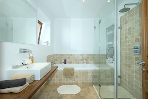 Badewanne, Haartrockner, Handtücher
