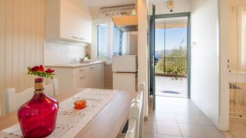 Fridge, oven, coffee/tea maker, toaster