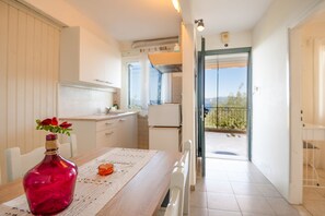 Fridge, oven, coffee/tea maker, toaster