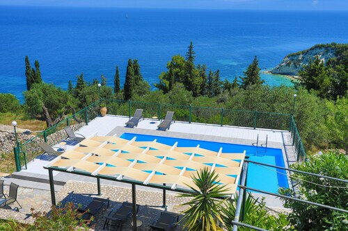 Antigoni Villa Ena: Shared pool, stunning views, A/C