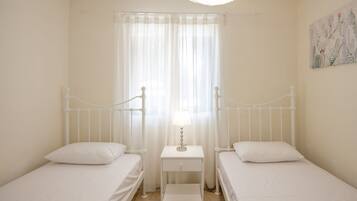 2 bedrooms, iron/ironing board, free WiFi, bed sheets