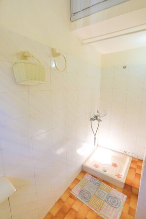 Dusche, Haartrockner, Handtücher