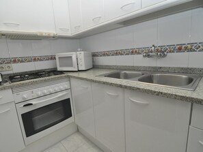Kühlschrank, Mikrowelle, Wasserkocher mit Kaffee-/Teezubehör, Toaster