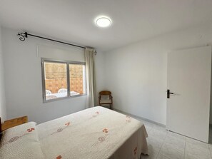 2 Schlafzimmer, Bügeleisen/Bügelbrett
