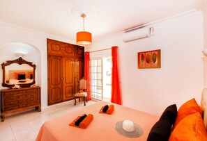 6 chambres, coffres-forts dans les chambres, fer et planche à repasser