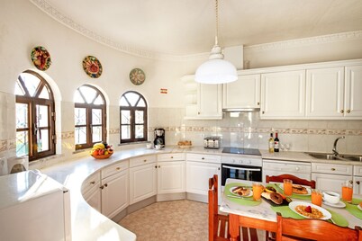 Family-perfect villa w/ heatable pool, Galé