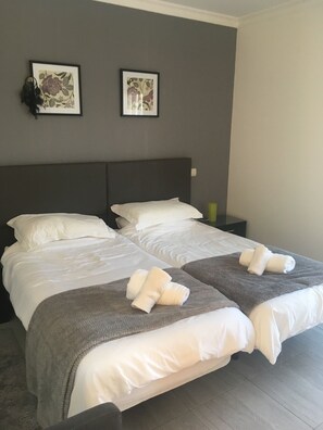 3 bedrooms, in-room safe, iron/ironing board, travel cot - Fabulous villa with private pool (burgau)