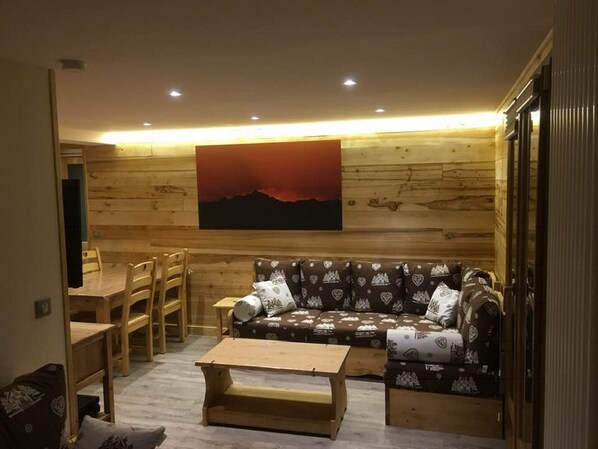 Télévision, lecteur de DVD, vidéothèque