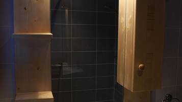 Douche, sèche-cheveux, serviettes fournies, savon