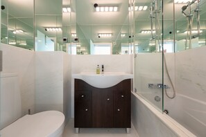 Bathtub, hair dryer, towels, soap - Cosy sea view apartment [60] (Lagos)